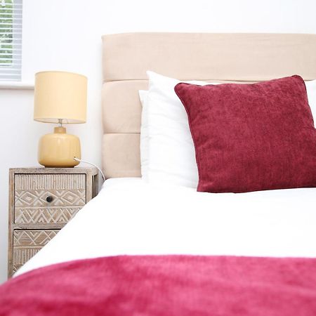 2Bedroom Home- Free Parking, Wi-Fi & Patio- Available For Long Or Short Term بريستول المظهر الخارجي الصورة