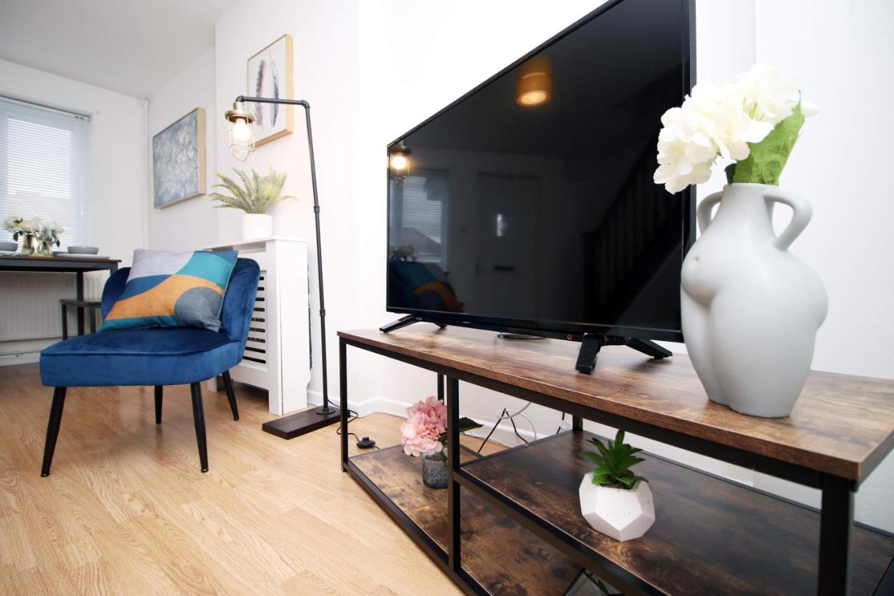 2Bedroom Home- Free Parking, Wi-Fi & Patio- Available For Long Or Short Term بريستول المظهر الخارجي الصورة