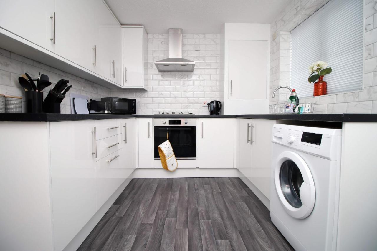 2Bedroom Home- Free Parking, Wi-Fi & Patio- Available For Long Or Short Term بريستول المظهر الخارجي الصورة