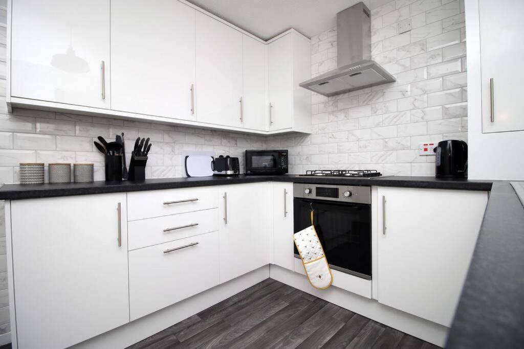 2Bedroom Home- Free Parking, Wi-Fi & Patio- Available For Long Or Short Term بريستول المظهر الخارجي الصورة