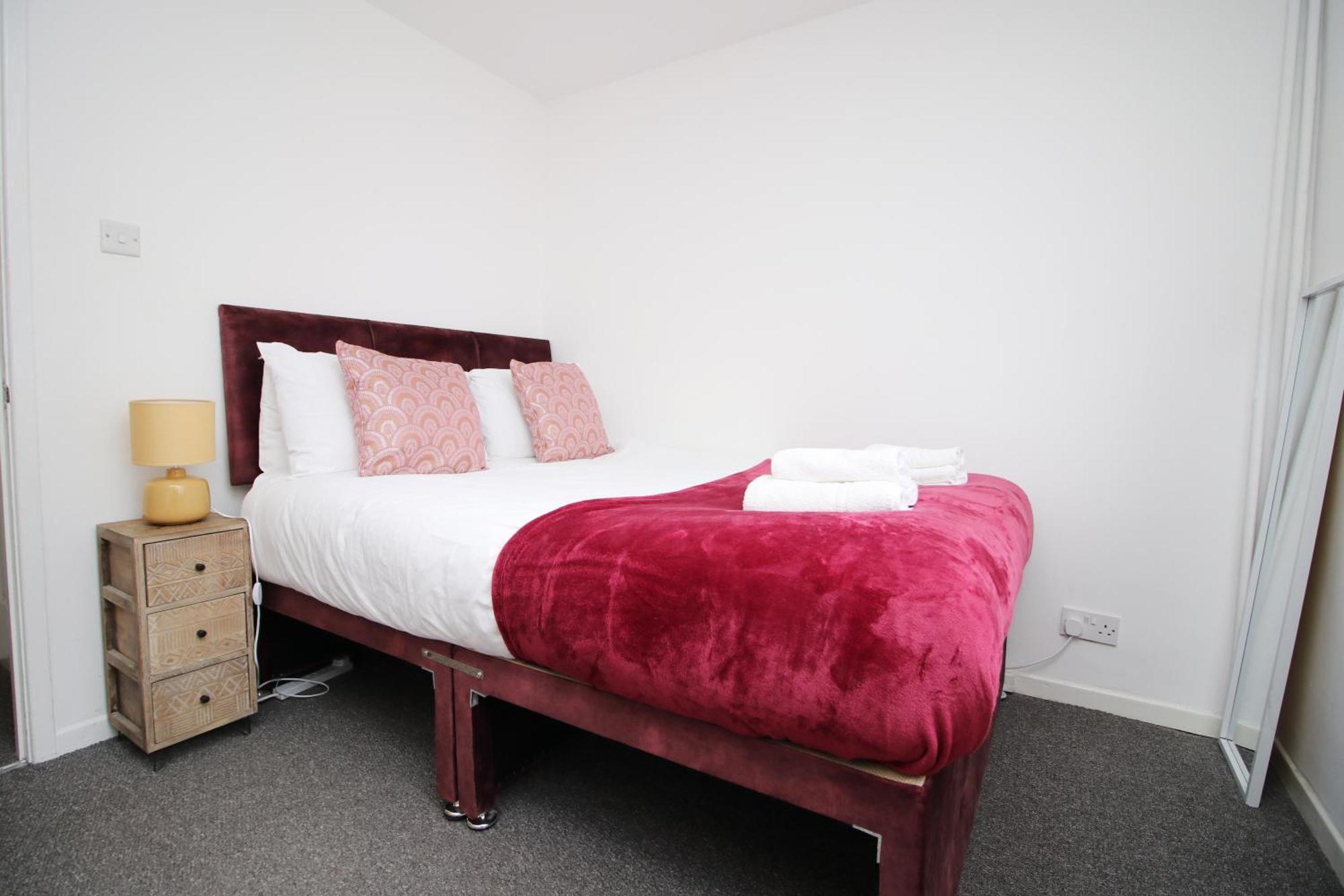 2Bedroom Home- Free Parking, Wi-Fi & Patio- Available For Long Or Short Term بريستول المظهر الخارجي الصورة