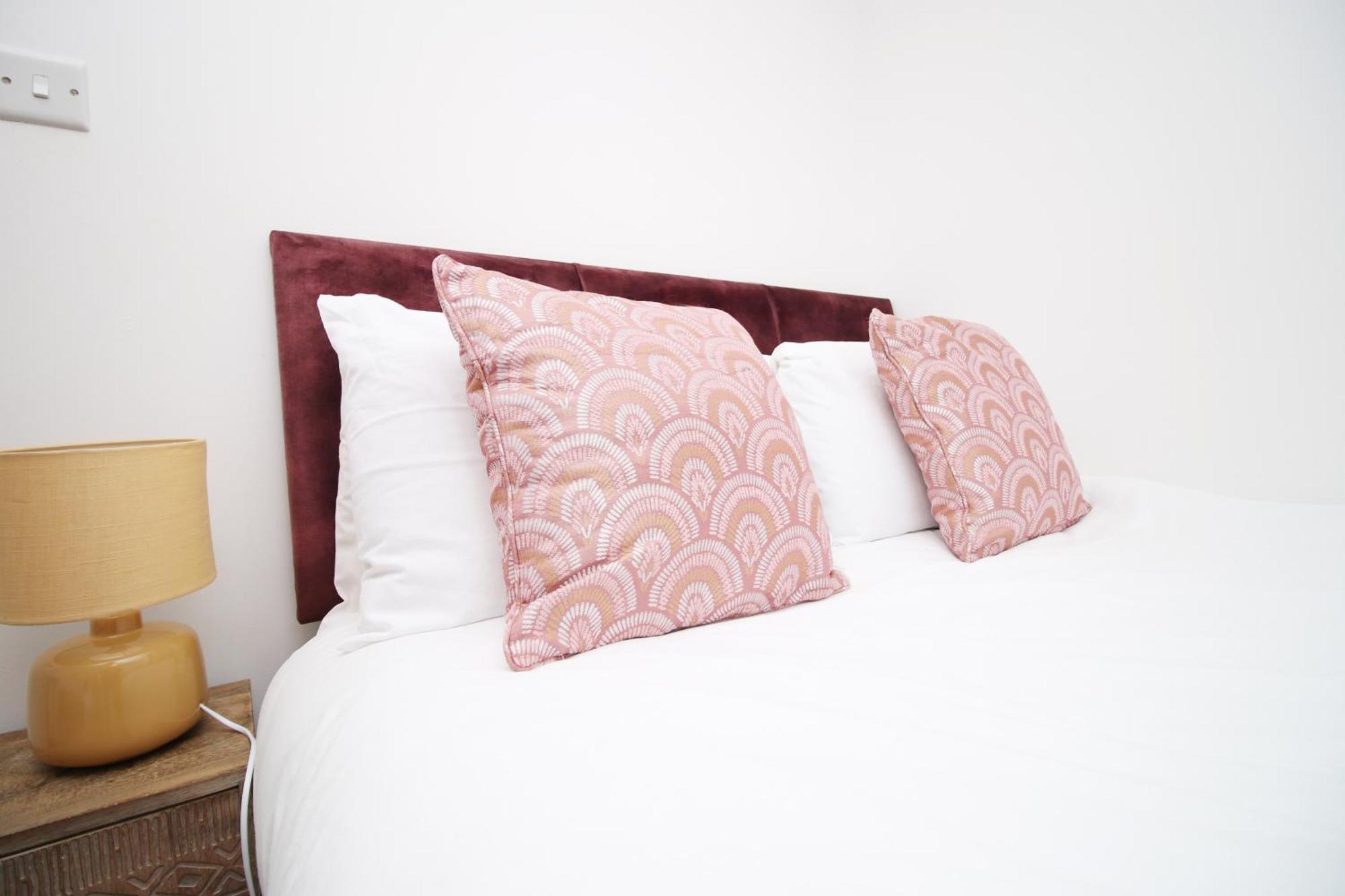 2Bedroom Home- Free Parking, Wi-Fi & Patio- Available For Long Or Short Term بريستول المظهر الخارجي الصورة