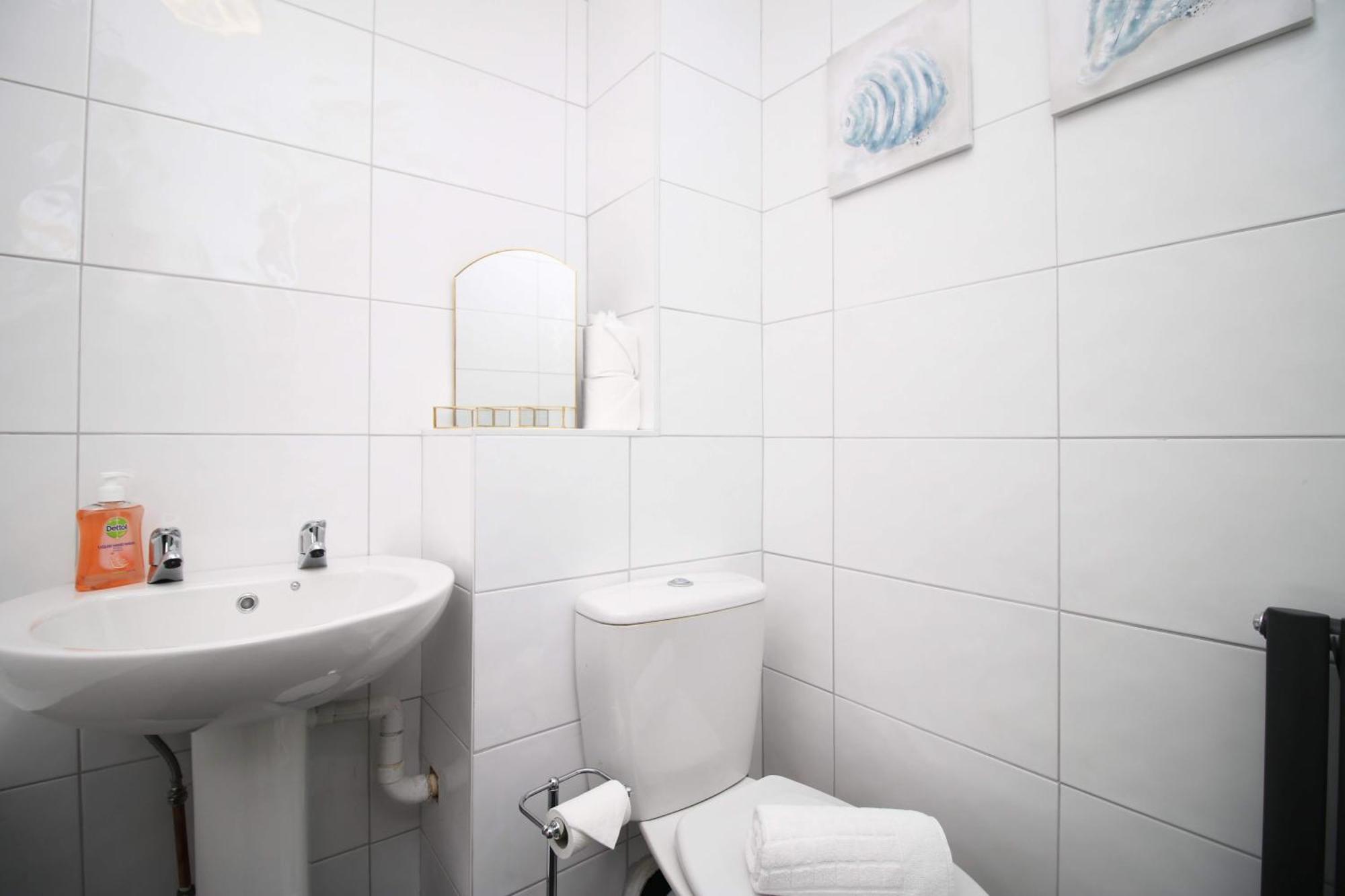 2Bedroom Home- Free Parking, Wi-Fi & Patio- Available For Long Or Short Term بريستول المظهر الخارجي الصورة