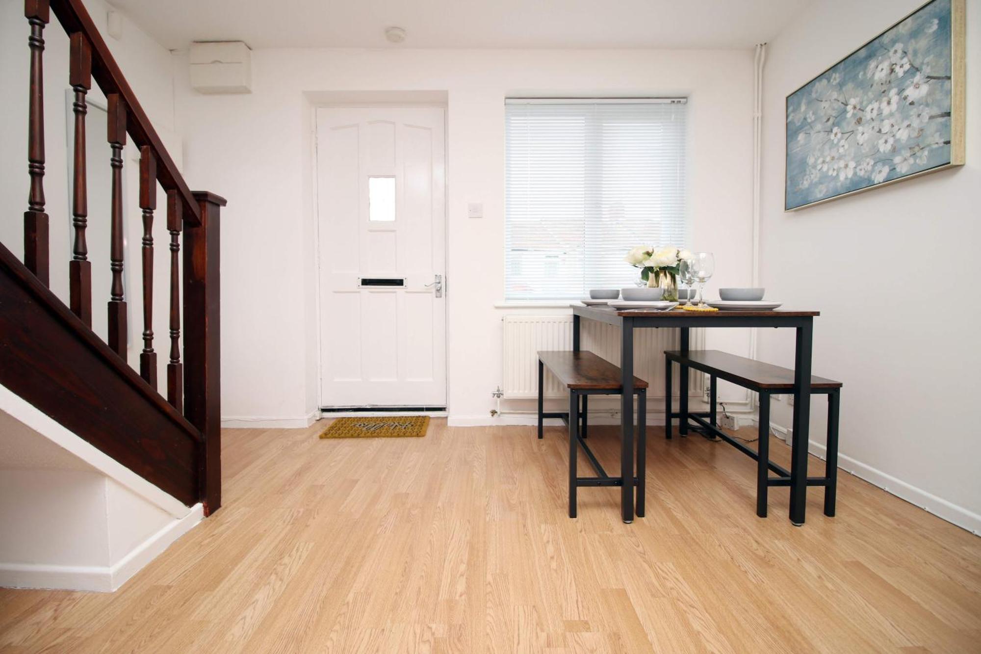2Bedroom Home- Free Parking, Wi-Fi & Patio- Available For Long Or Short Term بريستول المظهر الخارجي الصورة