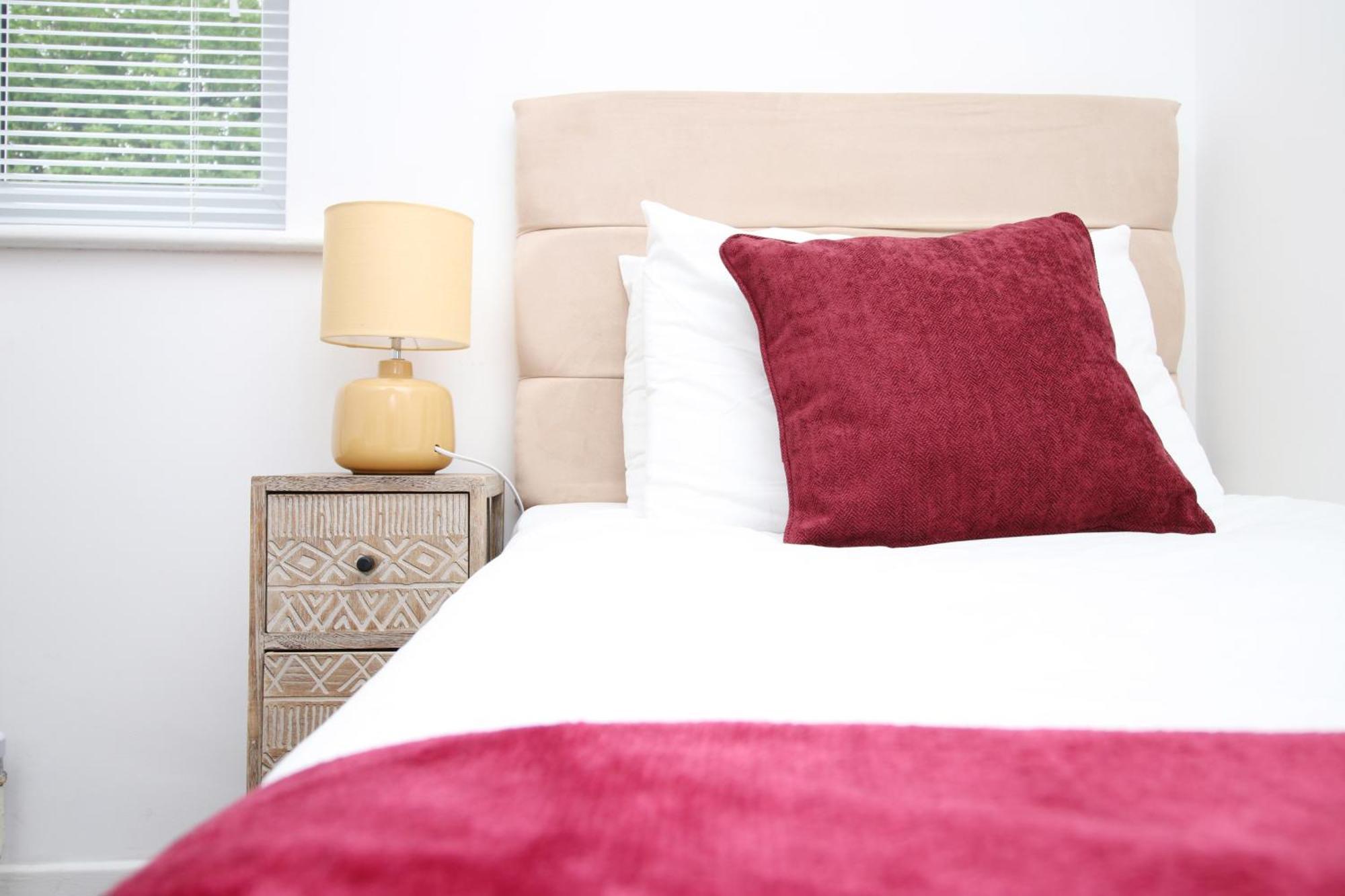 2Bedroom Home- Free Parking, Wi-Fi & Patio- Available For Long Or Short Term بريستول المظهر الخارجي الصورة