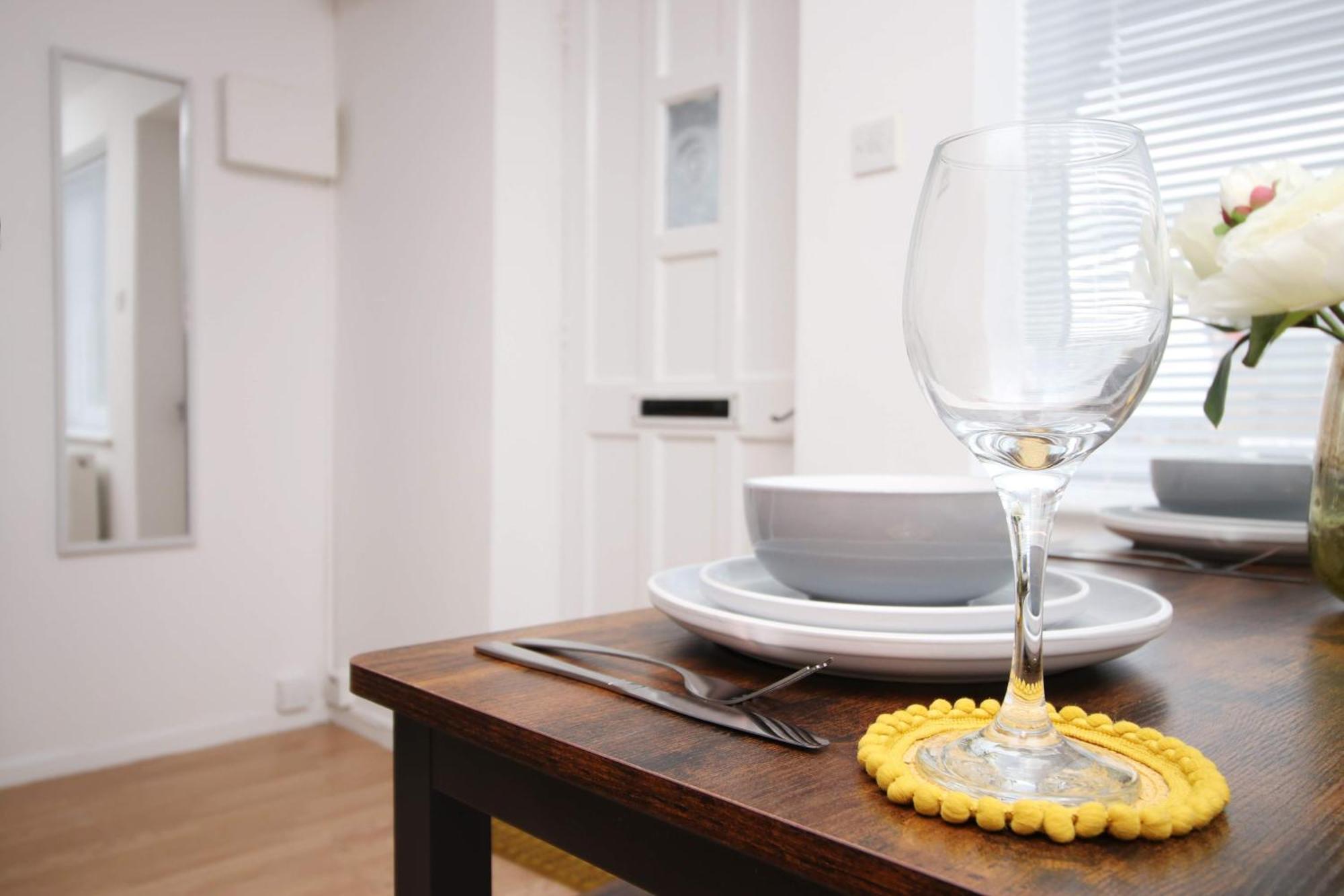 2Bedroom Home- Free Parking, Wi-Fi & Patio- Available For Long Or Short Term بريستول المظهر الخارجي الصورة